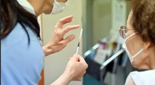 آغاز تزریق دز تقویتی واکسن کرونا به سالمندان ژاپنی از ۲۰۲۲