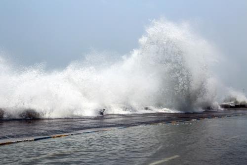 وزش باد شدید و افزایش ارتفاع موج تا یک و نیم متر در جنوب کشور